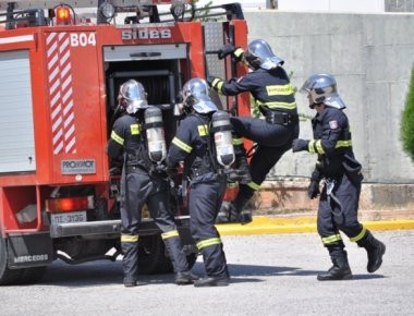 Σε εξέλιξη μεγάλη φωτιά στην Εθνική Οδό Αθηνών - Λαμίας στο ύψος της Λυκόβρυσης